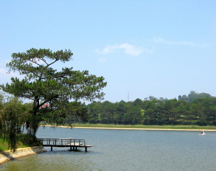 Một góc Hồ Xuân Hương yên bình – Ảnh:Wikimedia Commons